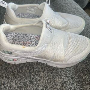 Skechers Women's 9.5 Arch Fit Modern Rhythm White Multi Trainers Sneakers 149717